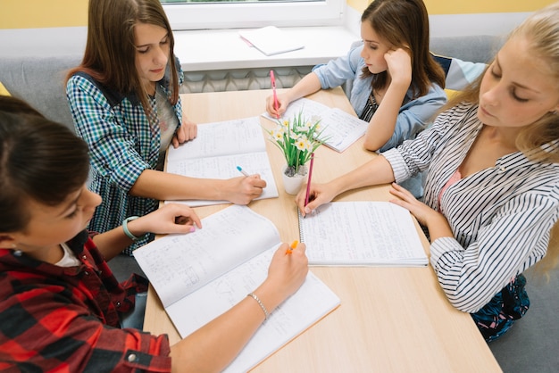 Estudiantes Adultos Estudiando Juntos En La Biblioteca Foto Premium